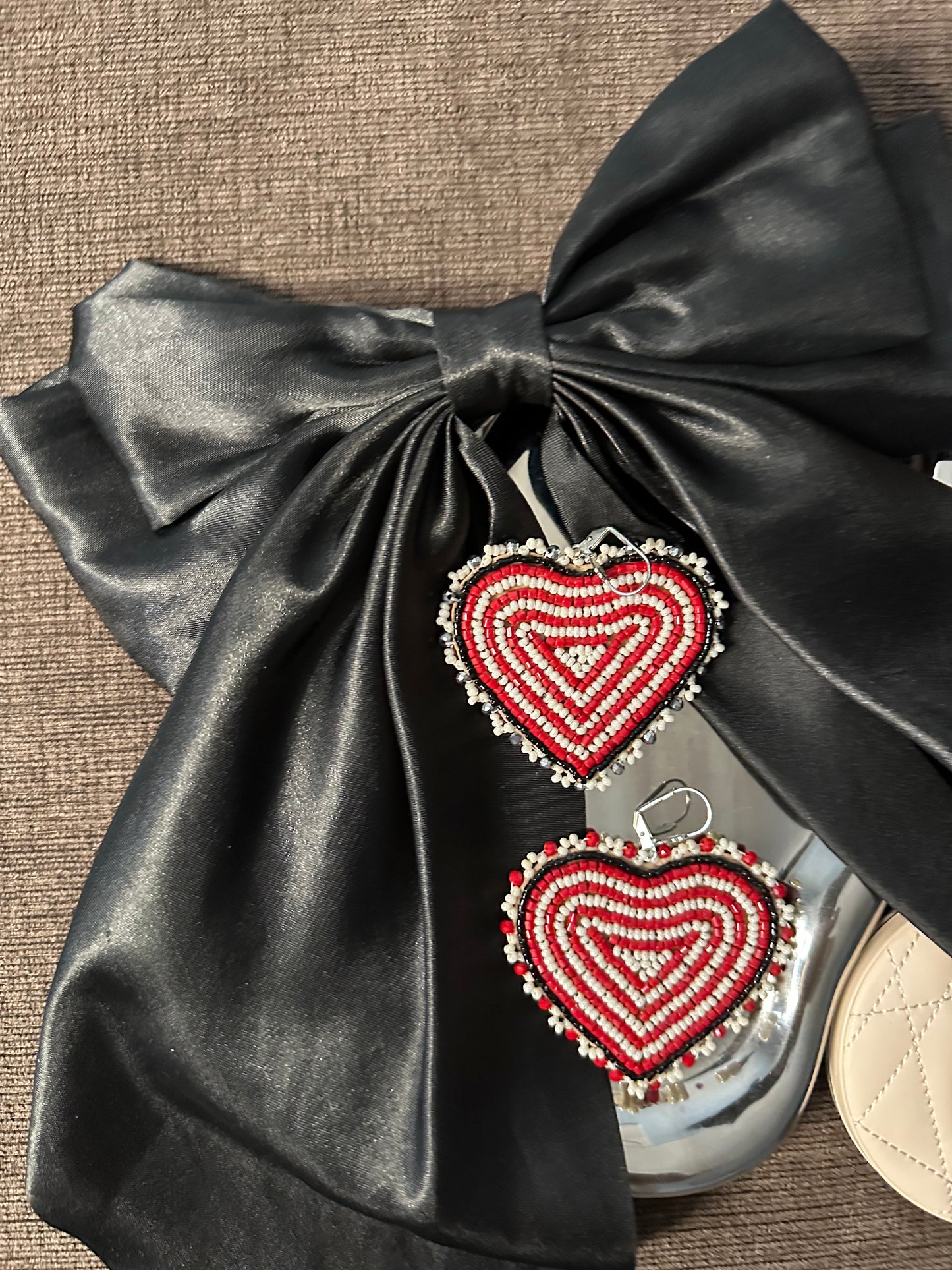 koskwesin (dizzy) earrings.