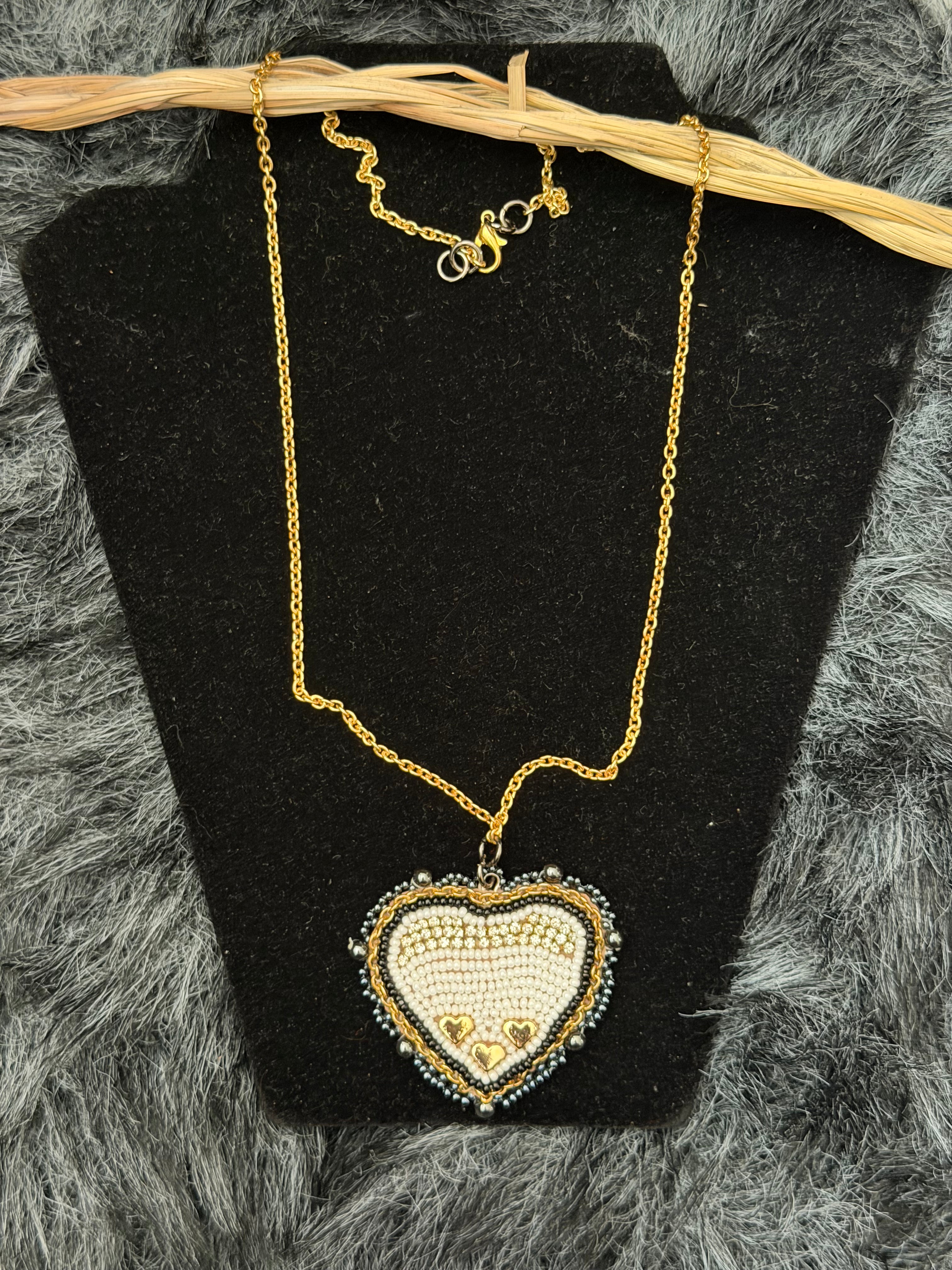 osâwisôniyâw[gold] • necklace